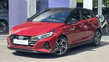 57100 : Hyundai Thionville - Théobald Automobiles - HYUNDAI i20 - i20 - Dragon Red Métal/Toit+rétros Black - Traction - Essence