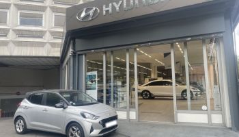 75013 : Hyundai Paris 13 - Bayard Automobiles - HYUNDAI i10 - i10 - Sleek Silver Métal/Toit/rétros Black - Traction - Essence