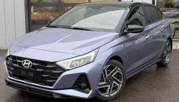 57685 : Hyundai Metz - Theobald Automobiles - HYUNDAI i20 - i20 - Meta Blue Métal/Toit+rétros Black - Traction - Essence