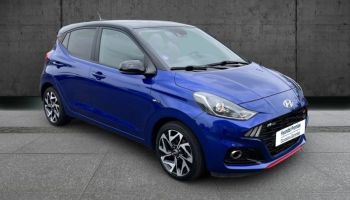 62700 : Hyundai Bruay-La-Buissière - Groupe Lempereur - HYUNDAI i10 - i10 - Intense Blue Métal/Toit/rétros Black - Traction - Essence
