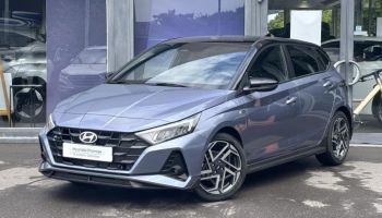 57100 : Hyundai Thionville - Théobald Automobiles - HYUNDAI i20 - i20 - Meta Blue Métal/Toit+rétros Black - Traction - Essence