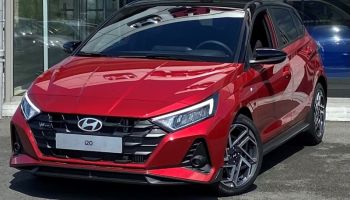 57200 : Hyundai Sarreguemines - Theobald Automobiles - HYUNDAI i20 - i20 - Dragon Red Métal/Toit+rétros Black - Traction - Essence