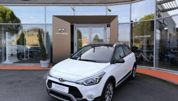 19100 : Hyundai Brive-la-Gaillarde - Garage Pouget - HYUNDAI i20 Active - i20 Active - Polar White/Toit rétro Phantom Black - Traction - Essence