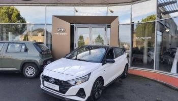 19100 : Hyundai Brive-la-Gaillarde - Garage Pouget - HYUNDAI i20 - i20 - Polar White Métal/Toit/rétros Black - Traction - Essence/Micro-Hybride