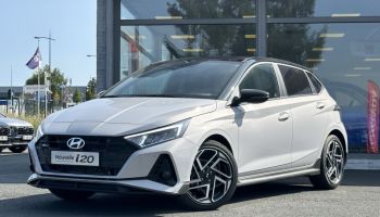 57200 : Hyundai Sarreguemines - Theobald Automobiles - HYUNDAI i20 - i20 - Lumen Gray Métal/Toit+rétros Black - Traction - Essence