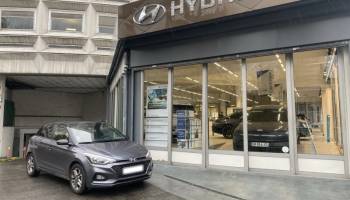 75013 : Hyundai Paris 13 - Bayard Automobiles - HYUNDAI i20 - i20 - Star dust / phantom black - Traction - Essence