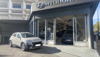 75013 : Hyundai Paris 13 - Bayard Automobiles - HYUNDAI Kona - Kona - Cyber gray - Traction - Hybride : Essence/Electrique