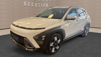 83130 : Hyundai Toulon - Autodif SAS - Groupe BALDASSARI - HYUNDAI KONA Executive - KONA II - BLANC - Automate sequentiel - Essence / Courant électrique