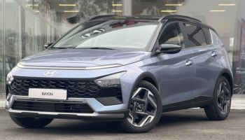 57200 : Hyundai Sarreguemines - Theobald Automobiles - HYUNDAI Bayon - Bayon - Meta Blue Métal/Toit+rétros Black - Traction - Essence