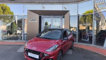 19100 : Hyundai Brive-la-Gaillarde - Garage Pouget - HYUNDAI i10 - i10 - Dragon Red Métal/Toit/rétros Black - Traction - Essence