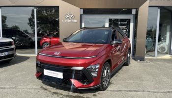 28600 : Hyundai Chartres - Alliance Automobile - HYUNDAI Kona - Kona - Ultimate Red métallisé/Toit/rétros Black - Traction - Hybride : Essence/Electrique