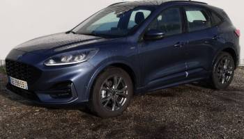 27950 : Hyundai Vernon - Saint Just Automobiles - FORD Kuga - Kuga - Bleu Azur Métallisée - Traction - Hybride : Essence/Electrique