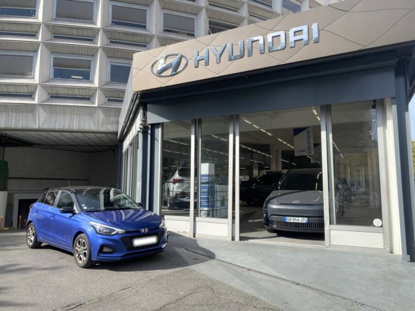 75013 : Hyundai Paris 13 - Bayard Automobiles - HYUNDAI i20 - i20 - Champion blue/phantom black - Traction - Essence