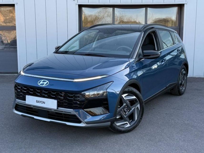 57685 : Hyundai Metz - Theobald Automobiles - HYUNDAI Bayon - Bayon - Vibrant Blue Métal/Toit+rétros Black - Traction - Essence