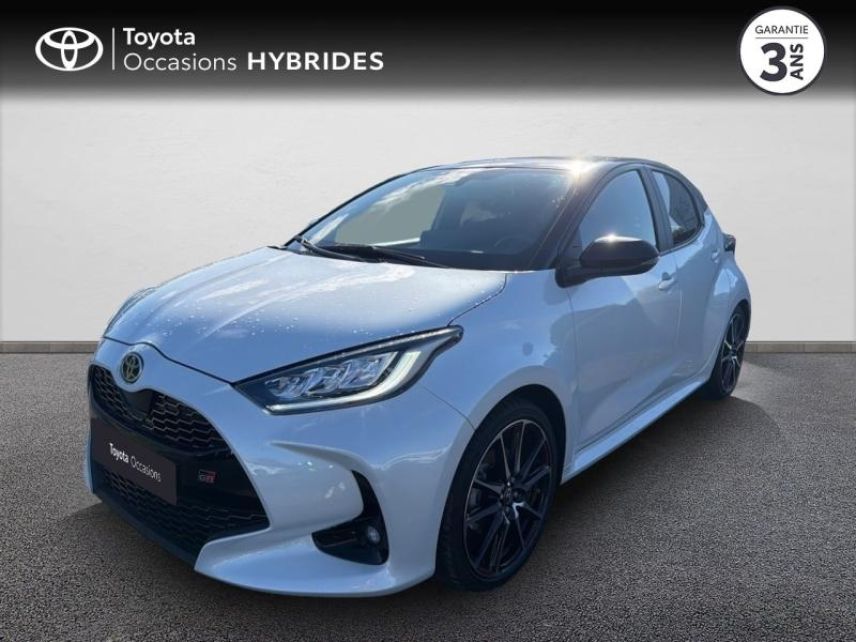 50000 : Hyundai Saint-Lô - GCA - TOYOTA Yaris - Yaris - Bi ton blanc lunaire   noir - Traction - Hybride : Essence/Electrique
