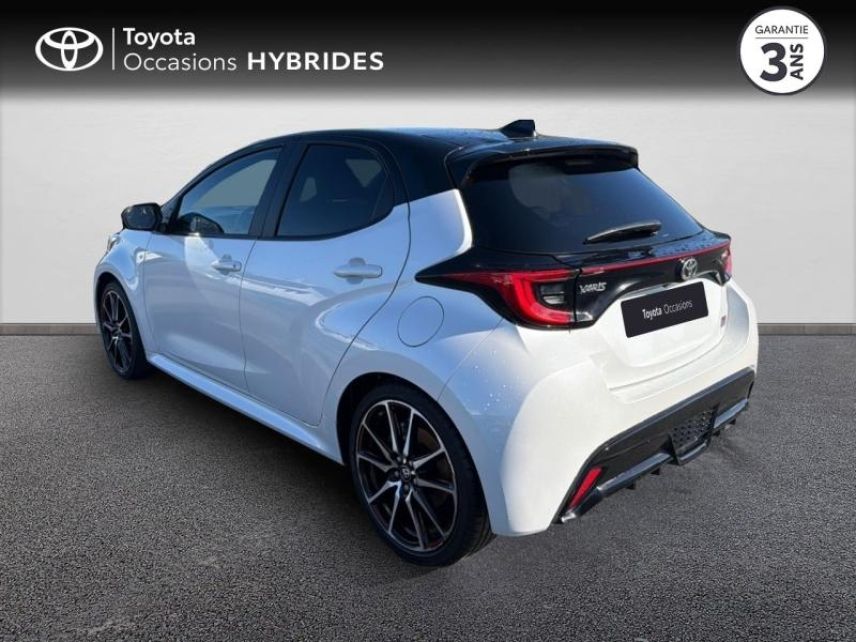 50000 : Hyundai Saint-Lô - GCA - TOYOTA Yaris - Yaris - Bi ton blanc lunaire   noir - Traction - Hybride : Essence/Electrique