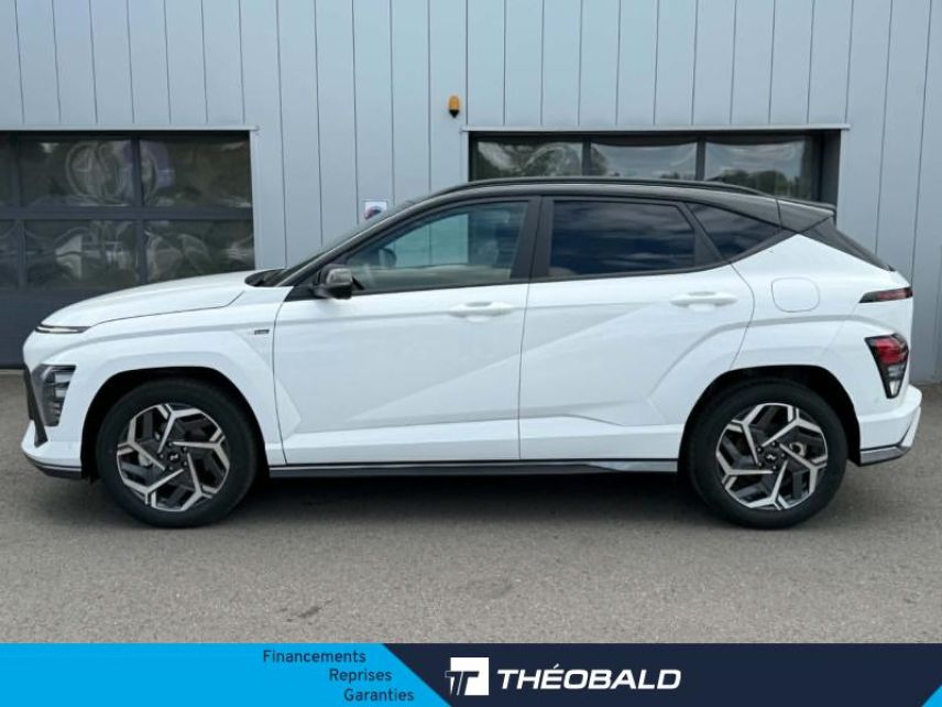 57685 : Hyundai Metz - Theobald Automobiles - HYUNDAI Kona - Kona - Atlas White/Toit/rétros Black - Traction - Hybride : Essence/Electrique