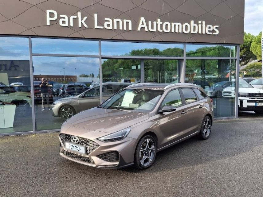 56000 : Hyundai Vannes - Park Lann Automobiles - HYUNDAI i30 SW - i30 SW - Silky Bronze Métal - Traction - Essence/Micro-Hybride