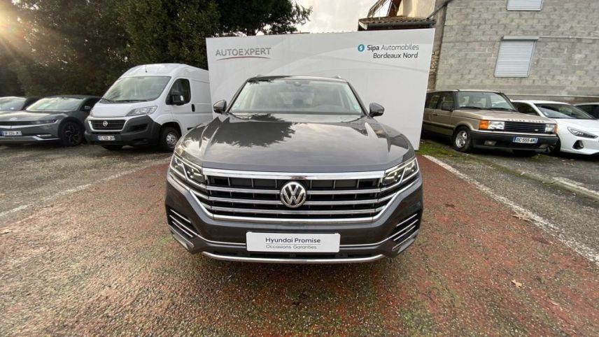 33110 : Hyundai Bordeaux Nord Le Bouscat - Sipa Automobiles - VOLKSWAGEN TOUAREG Carat Exclusive - TOUAREG III - GRIS CLAIR - Boîte automatique - Diesel