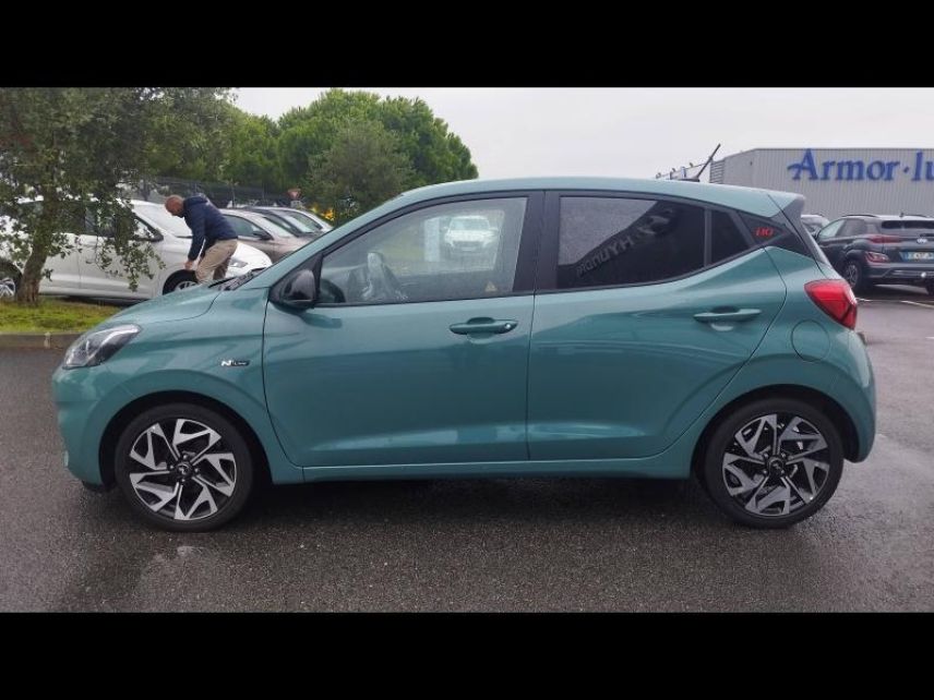 56000 : Hyundai Vannes - Park Lann Automobiles - HYUNDAI i10 - i10 - Mangrove Green Métal/Toit/rétros Black - Traction - Essence