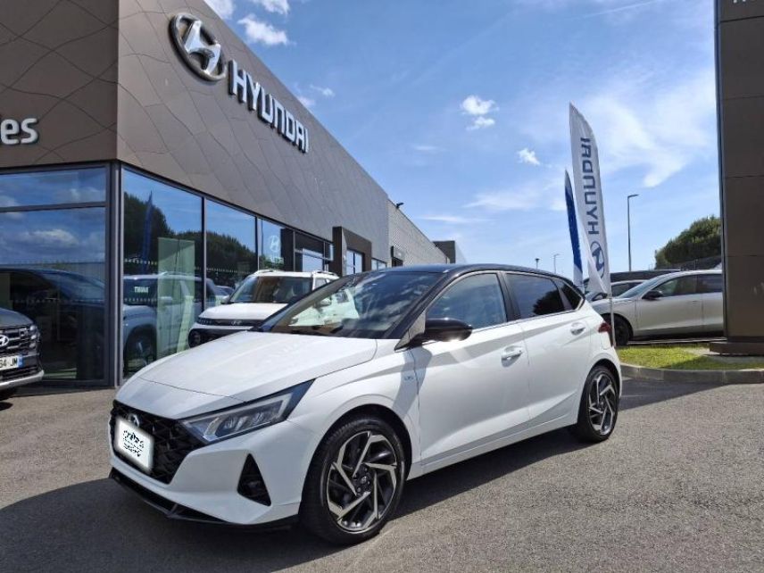 56000 : Hyundai Vannes - Park Lann Automobiles - HYUNDAI i20 - i20 - Polar White Métal/Toit/rétros Black - Traction - Essence/Micro-Hybride