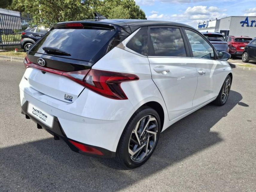 56000 : Hyundai Vannes - Park Lann Automobiles - HYUNDAI i20 - i20 - Polar White Métal/Toit/rétros Black - Traction - Essence/Micro-Hybride