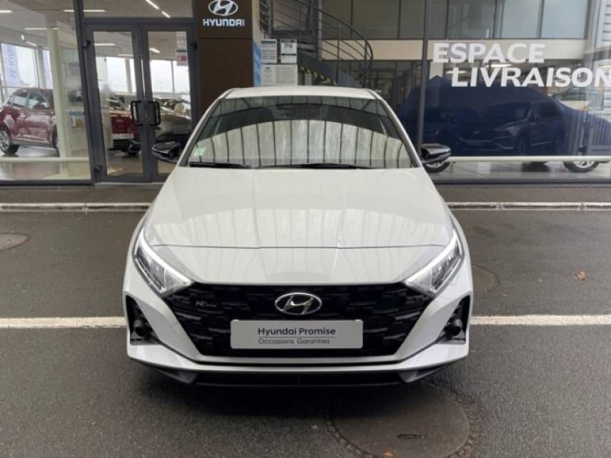 45000 : Hyundai Orléans Motors - HYUNDAI i20 - i20 - Polar White Métal/Toit/rétros Black - Traction - Essence/Micro-Hybride