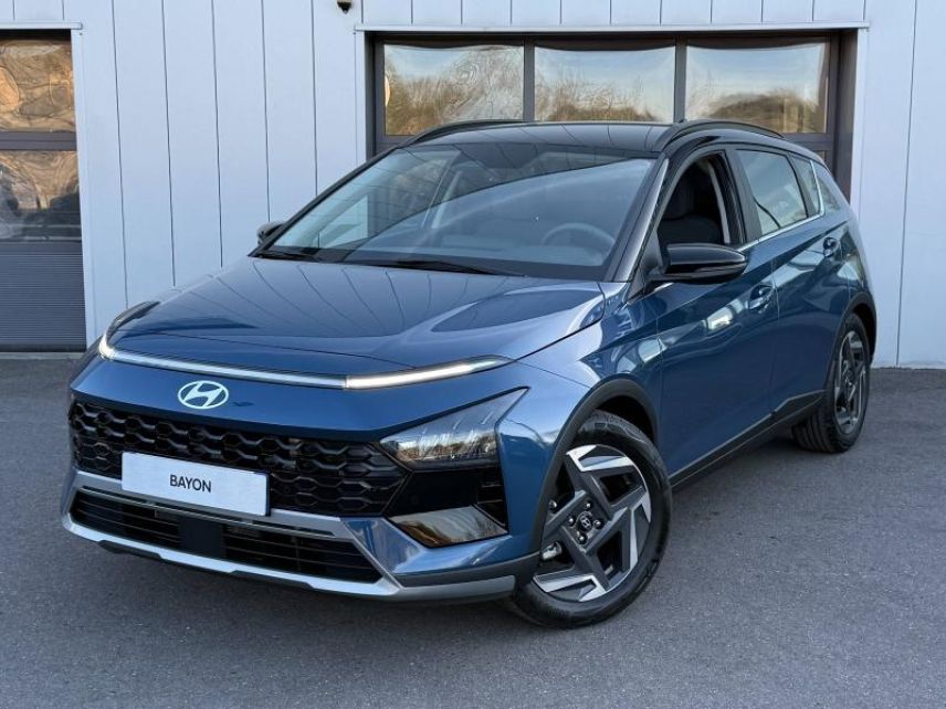 57685 : Hyundai Metz - Theobald Automobiles - HYUNDAI Bayon - Bayon - Vibrant Blue Métal/Toit+rétros Black - Traction - Essence