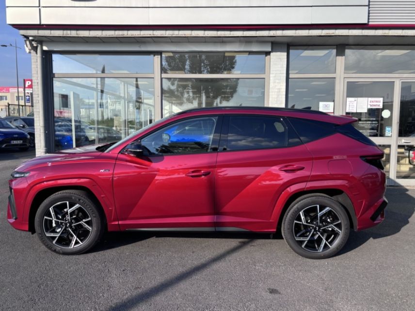 57200 : Hyundai Sarreguemines - Theobald Automobiles - HYUNDAI Tucson - Tucson - Ultimate Red Métal - Traction - Hybride : Essence/Electrique