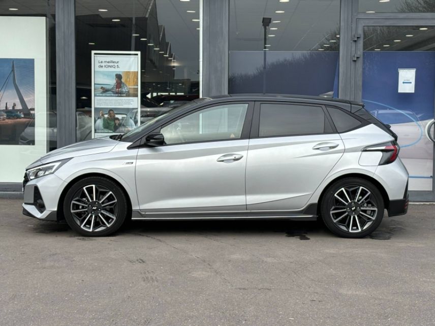 57100 : Hyundai Thionville - Théobald Automobiles - HYUNDAI i20 - i20 - Sleek Silver Métal/Toit/rétros Black - Traction - Essence/Micro-Hybride