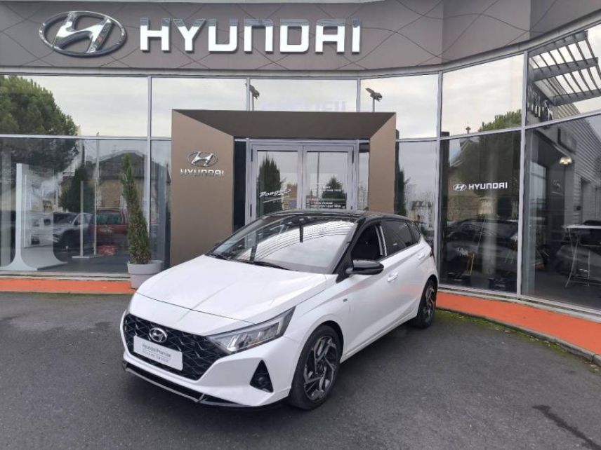 19100 : Hyundai Brive-la-Gaillarde - Garage Pouget - HYUNDAI i20 - i20 - Polar White Métal/Toit/rétros Black - Traction - Essence/Micro-Hybride