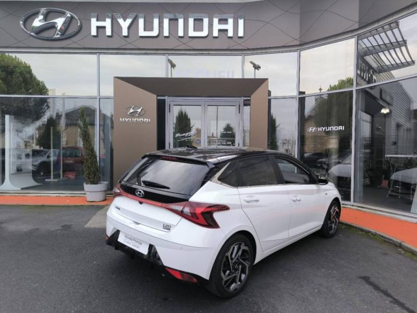 19100 : Hyundai Brive-la-Gaillarde - Garage Pouget - HYUNDAI i20 - i20 - Polar White Métal/Toit/rétros Black - Traction - Essence/Micro-Hybride