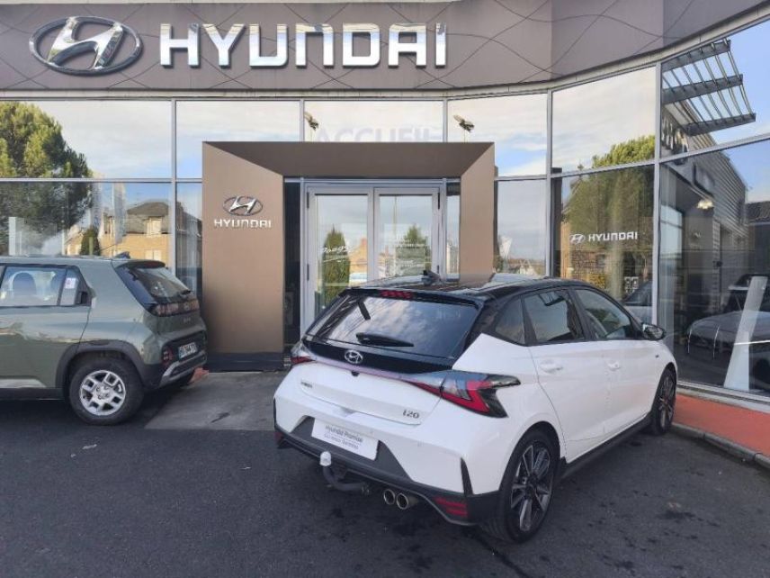 19100 : Hyundai Brive-la-Gaillarde - Garage Pouget - HYUNDAI i20 - i20 - Polar White Métal/Toit/rétros Black - Traction - Essence/Micro-Hybride