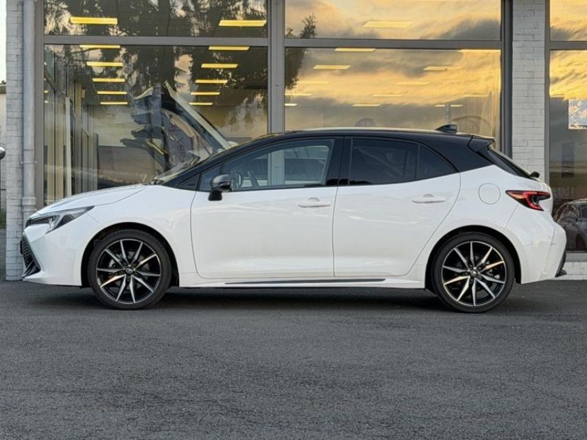 57200 : Hyundai Sarreguemines - Theobald Automobiles - TOYOTA Corolla - Corolla - Blanc Nacré Bi-ton - Traction - Hybride : Essence/Electrique