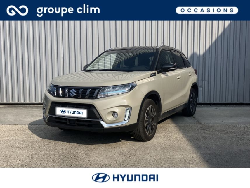 40990 : Hyundai Dax - i-AUTO - SUZUKI Vitara - Vitara - So&#039;Color Savanna Ivory/Black métal - Transmission intégrale - Hybride : Essence/Electrique