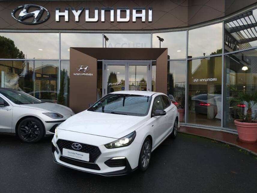 19100 : Hyundai Brive-la-Gaillarde - Garage Pouget - HYUNDAI i30 Fastback - i30 Fastback - Polar White - Traction - Essence