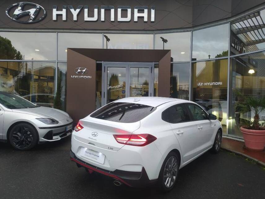 19100 : Hyundai Brive-la-Gaillarde - Garage Pouget - HYUNDAI i30 Fastback - i30 Fastback - Polar White - Traction - Essence