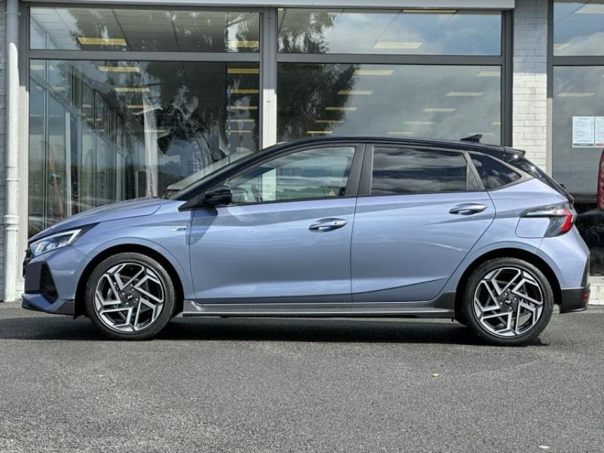 57200 : Hyundai Sarreguemines - Theobald Automobiles - HYUNDAI i20 - i20 - Meta Blue Métal/Toit+rétros Black - Traction - Essence