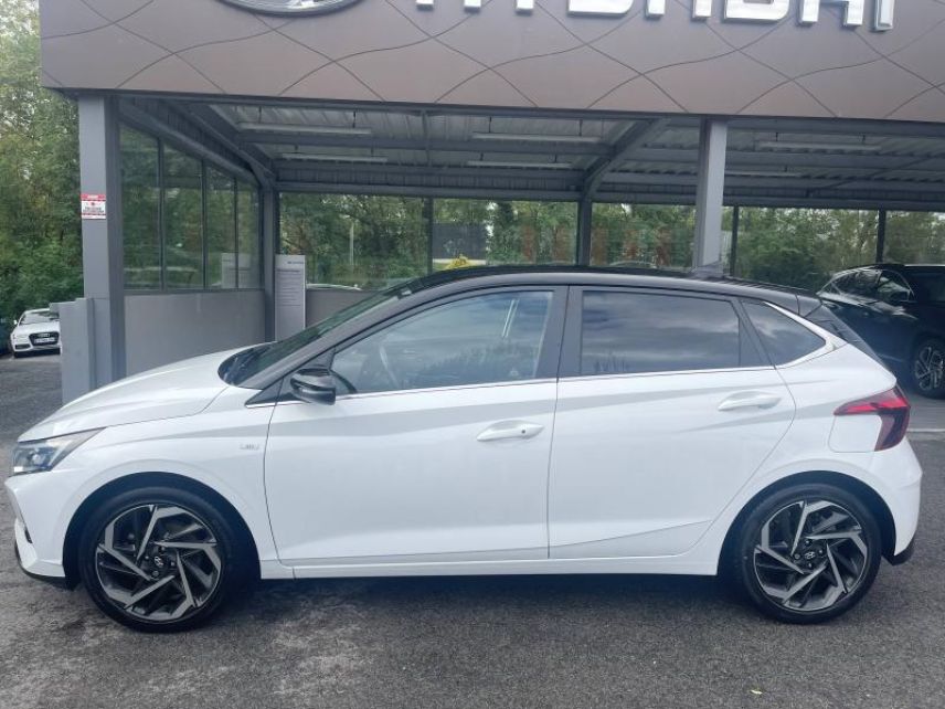 64100 : Hyundai Bayonne - Oceanic Auto - HYUNDAI i20 - i20 - Polar White Métal/Toit/rétros Black - Traction - Essence/Micro-Hybride