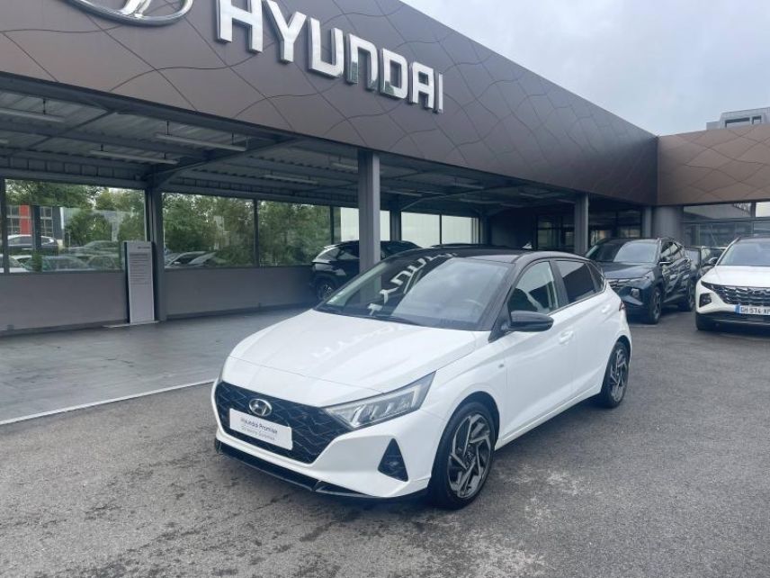 64100 : Hyundai Bayonne - Oceanic Auto - HYUNDAI i20 - i20 - Polar White Métal/Toit/rétros Black - Traction - Essence/Micro-Hybride