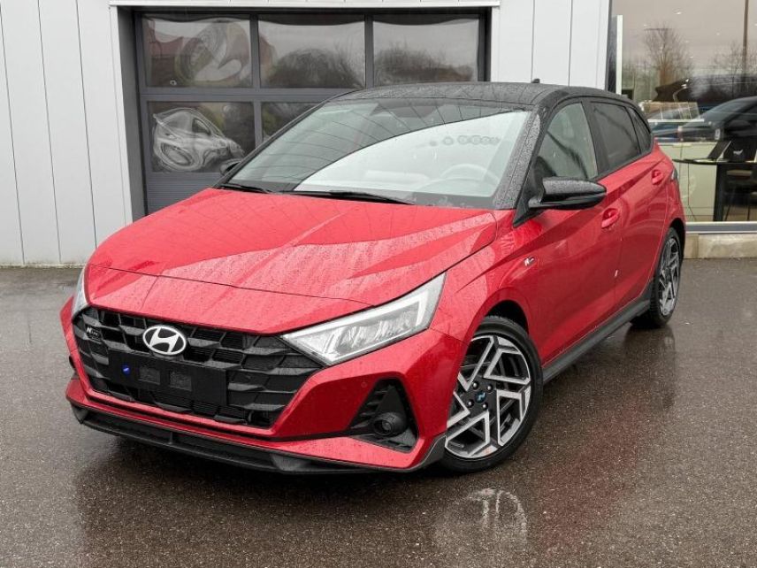 57685 : Hyundai Metz - Theobald Automobiles - HYUNDAI i20 - i20 - Dragon Red Métal/Toit+rétros Black - Traction - Essence