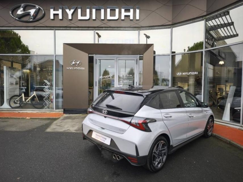 19100 : Hyundai Brive-la-Gaillarde - Garage Pouget - HYUNDAI i20 - i20 - Lumen Gray Métal/Toit+rétros Black - Traction - Essence