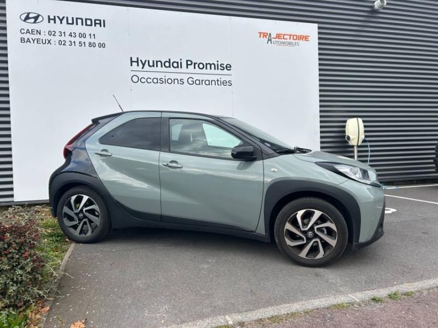 14100 : Hyundai Lisieux - Trajectoire Automobiles - TOYOTA Aygo X - Aygo X - Bi-Ton Vert Aventurine métal/Toit noir - Traction - Essence