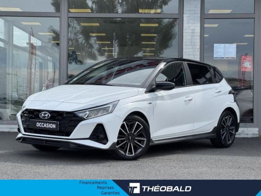57200 : Hyundai Sarreguemines - Theobald Automobiles - HYUNDAI i20 - i20 - Atlas White Métal/Toit/rétros Black - Traction - Essence/Micro-Hybride
