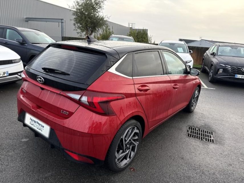 56000 : Hyundai Vannes - Park Lann Automobiles - HYUNDAI i20 - i20 - Dragon Red Métal/Toit/rétro Black - Traction - Essence/Micro-Hybride