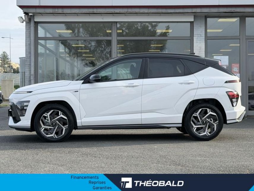 57200 : Hyundai Sarreguemines - Theobald Automobiles - HYUNDAI Kona - Kona - Atlas White/Toit/rétros Black - Traction - Hybride : Essence/Electrique