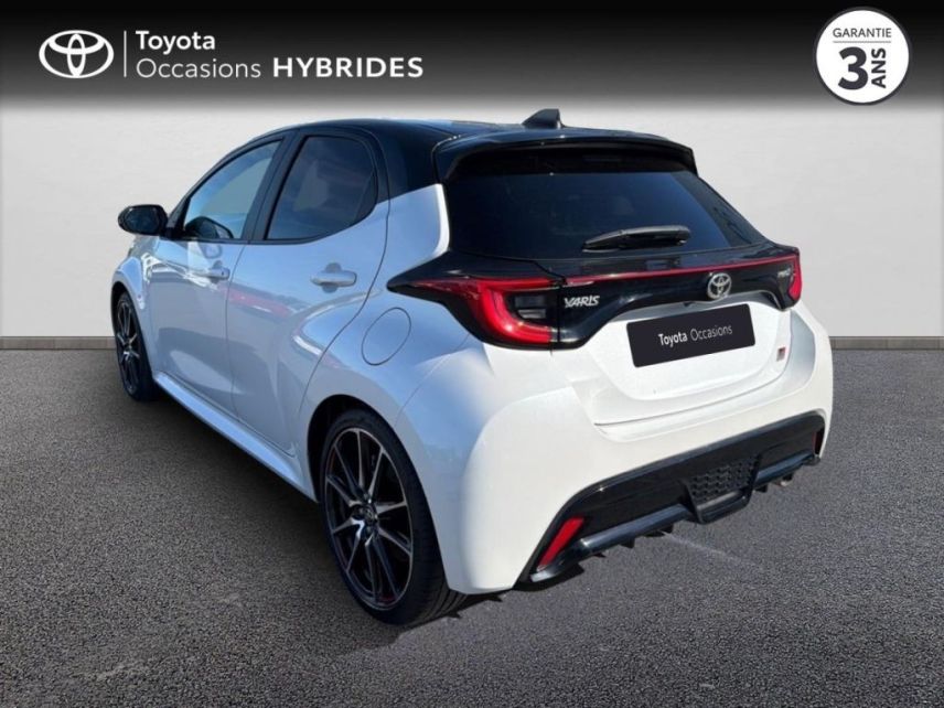 50000 : Hyundai Saint-Lô - GCA - TOYOTA Yaris - Yaris - Bi-ton Blanc Lunaire / Toit noir - Traction - Hybride : Essence/Electrique