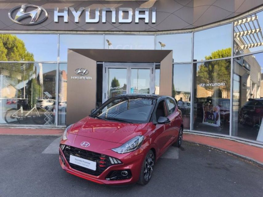 19100 : Hyundai Brive-la-Gaillarde - Garage Pouget - HYUNDAI i10 - i10 - Dragon Red Métal/Toit/rétros Black - Traction - Essence