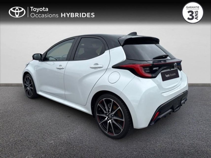 50000 : Hyundai Saint-Lô - GCA - TOYOTA Yaris - Yaris - Bi-ton Blanc Lunaire / Toit noir - Traction - Hybride : Essence/Electrique