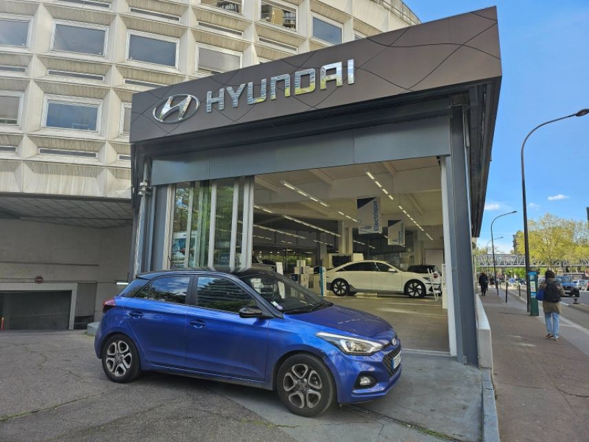 75013 : Hyundai Paris 13 - Bayard Automobiles - HYUNDAI i20 - i20 - Champion blue/phantom black - Traction - Essence